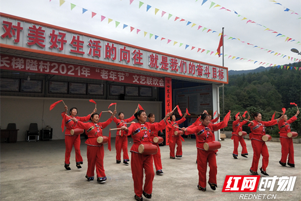 集团动态 媒体报道湘水集团驻村工作队为监测边缘户覃业伟新建羊圈.